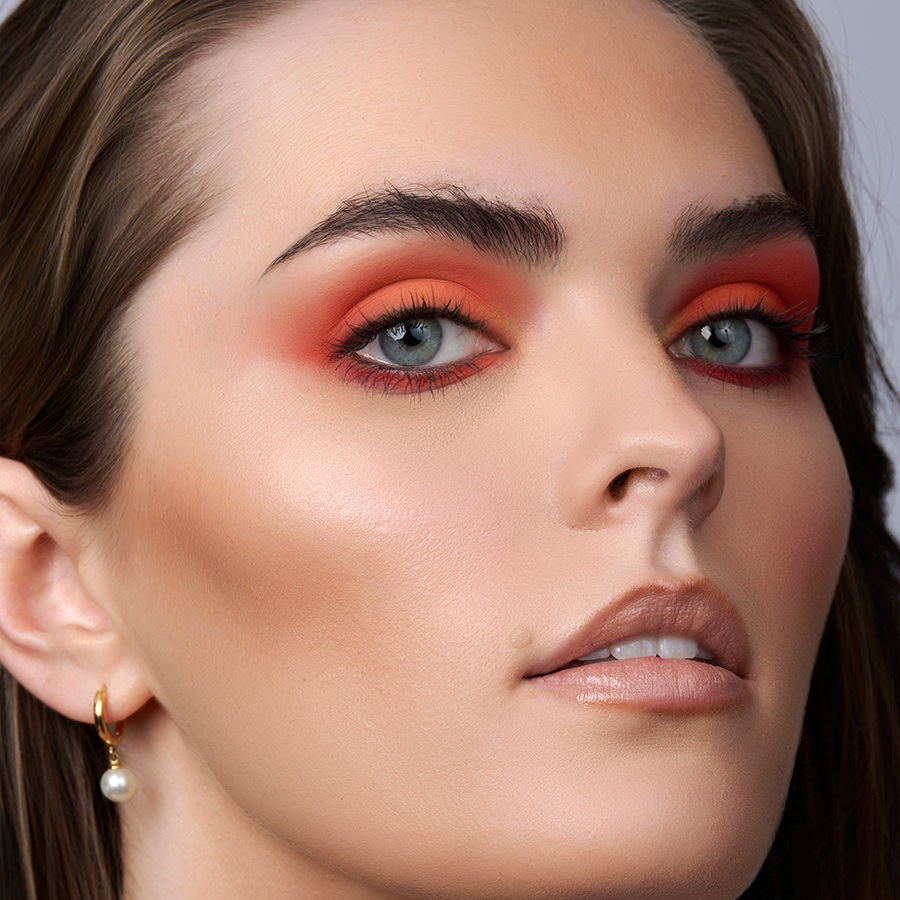 Beauty product photography – close-up with orange eyeshadow – professional lighting